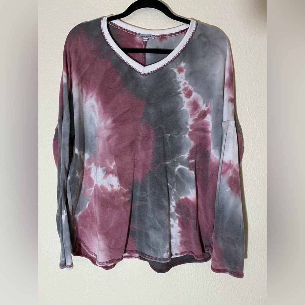 White Birch tie dye v neck top. Burgundy grey and white